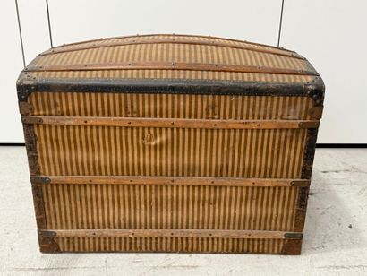 AU LOUVRE à PARIS.
Rectangular trunk with...