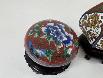 ASIA, 20th century.
Lot in cloisonné brass...