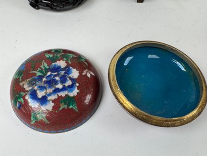 ASIA, 20th century.
Lot in cloisonné brass...