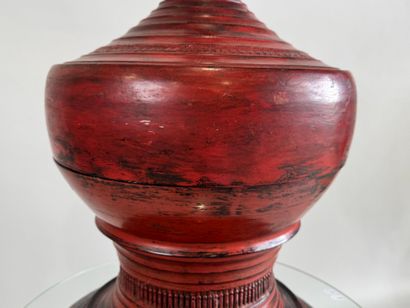 BIRMANIA, early 20th century. 
Red lacquered...