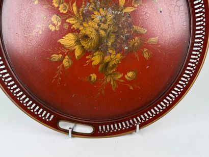 Circular tray in red and gold lacquered metal...