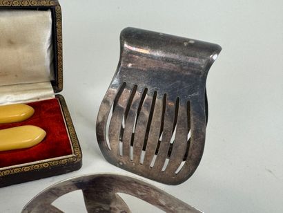 Lot including :
- an ivory, horn and metal...