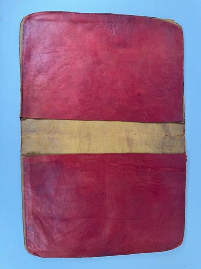 Lot including :
- a leather desk pad.
32...