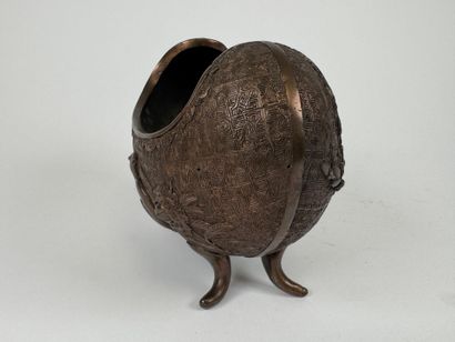 JAPAN, early 20th c. Small patinated bronze...