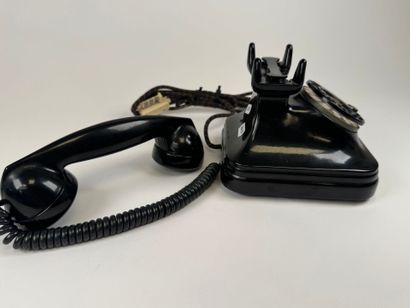 Bakelite telephone with square base. 15 x...