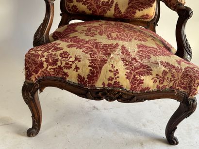 Queen's armchair in molded and carved walnut...