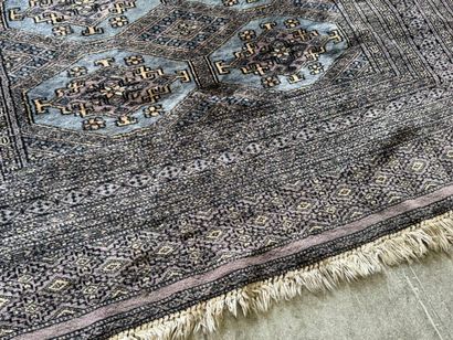 PAKISTAN. 
Polychrome wool and silk carpet,...