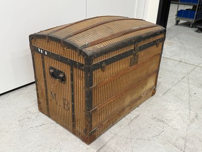 AU LOUVRE à PARIS.
Rectangular trunk with...