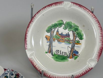 GIEN.
Polychrome earthenware lot including:
-...