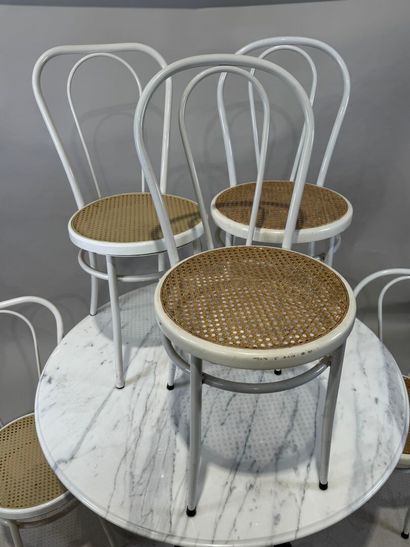 Garden set comprising: - white marble circular...