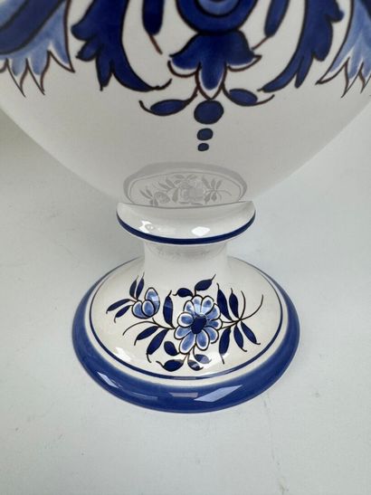 DESVRES.
Four covered medicine jars in blue...