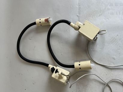 SINGER. 
Two desk lamps in cream lacquered...