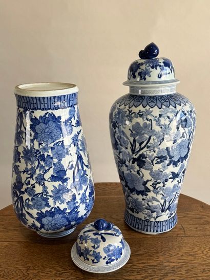 CHINA, 20th century.
Pair of blue and white...