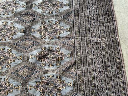 PAKISTAN. 
Polychrome wool and silk carpet,...