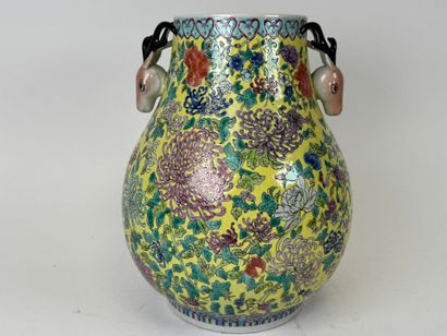 CHINA, 20th century
Polychrome porcelain...