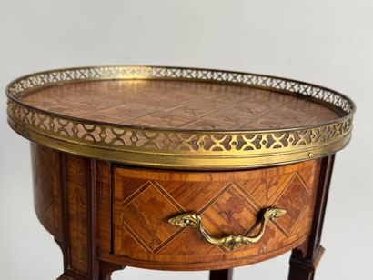 Flying table in wood and marquetry opening...