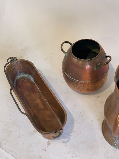 Copper and metal lot including : 
- a jug,...