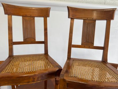 Dining room set in cherry wood comprising...