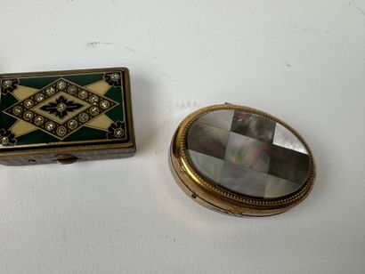 Four small pill boxes, two in Murano glass...