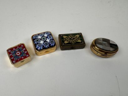 Four small pill boxes, two in Murano glass...