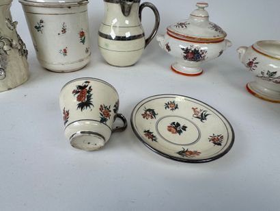LANGEAIS.
Seven cream and silver earthenware...