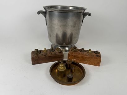 Lot including :
- a champagne bucket with...