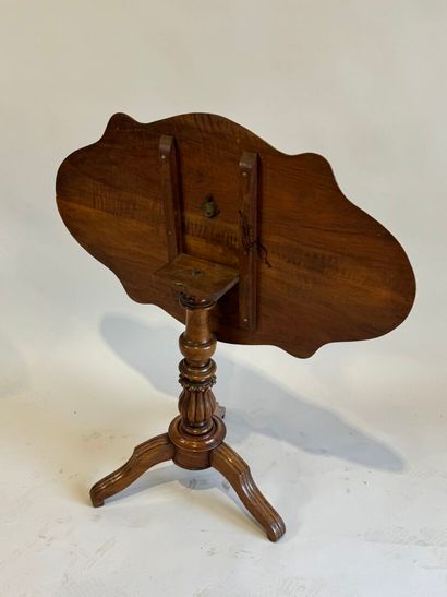 Walnut tripod violin pedestal table, 19th...
