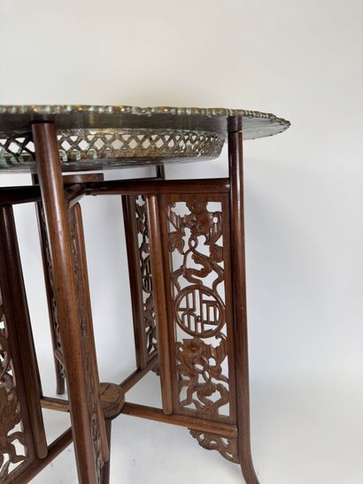 CHINA, 1st half 20th century. 
Folding pedestal...