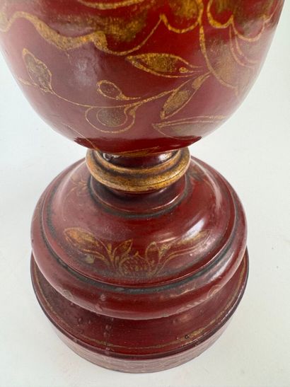 Large Medici vase in lacquered wood on a...