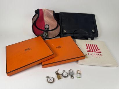 Lot including :
- two silver and metal collar...
