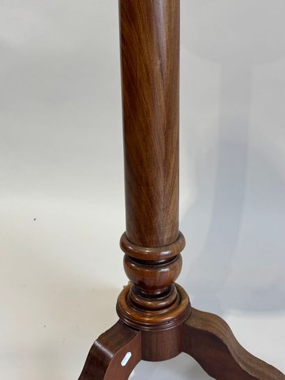 Tripod barber in walnut and mahogany opening...