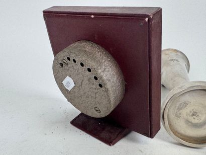 Lot including :
- a pair of patinated bronze...