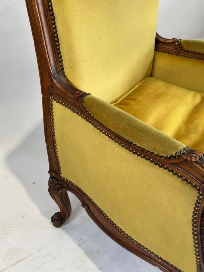 Richly carved and molded walnut Bergère à...