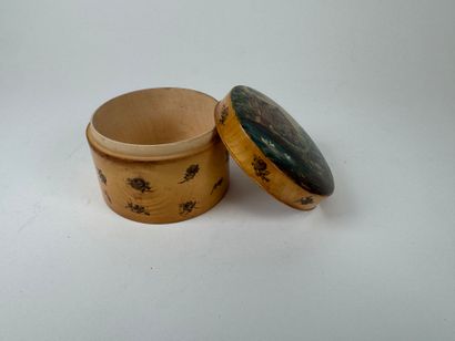 Two boxes comprising :
- a circular wooden...