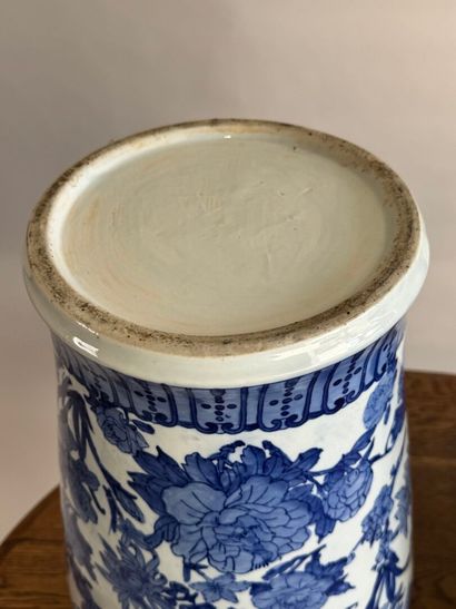 CHINA, 20th century.
Pair of blue and white...