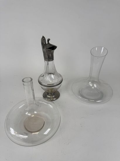 Two glass decanters.
H. 23 and 26 cm.
A glass...