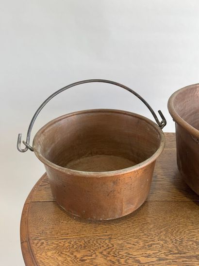 Set of two copper and metal cauldrons.
H....