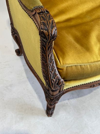 Richly carved and molded walnut Bergère à...
