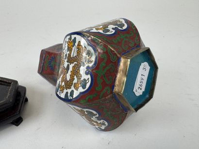 ASIA, 20th century.
Lot in cloisonné brass...