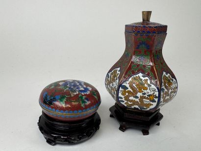 ASIA, 20th century.
Lot in cloisonné brass...