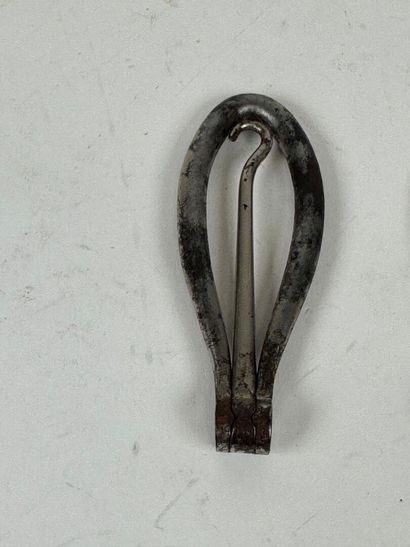 Two metal boot pulls.
L. 14 cm (unfolded...