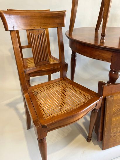 Dining room set in cherry wood comprising...