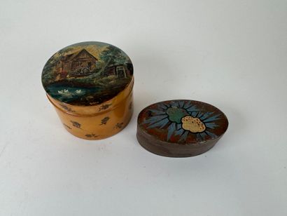 Two boxes comprising :
- a circular wooden...