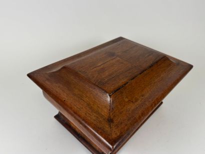 Wood and veneer chest in the shape of a sarcophagus.
Restoration...