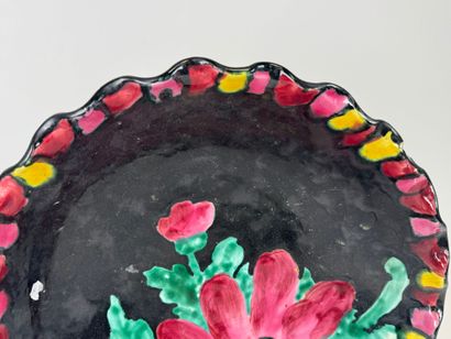 VALLAURIS.
Large ceramic bowl on black ground...