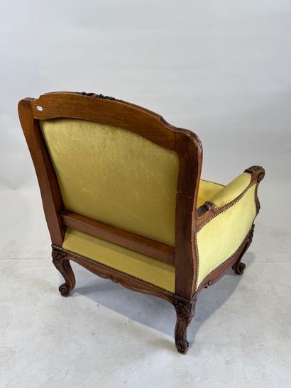 Richly carved and molded walnut Bergère à...