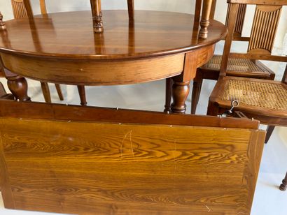 Dining room set in cherry wood comprising...