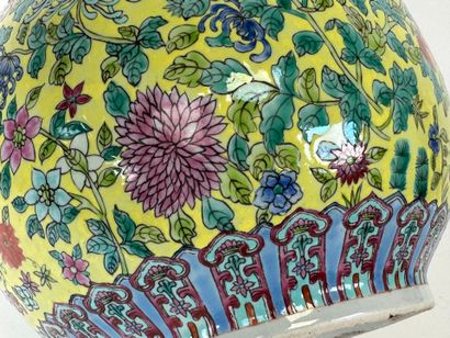 CHINA, 20th century
Polychrome porcelain...