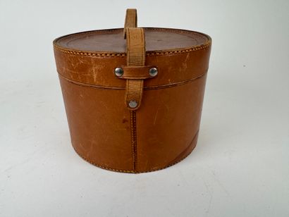 Lot including :
- a leather desk pad.
32...