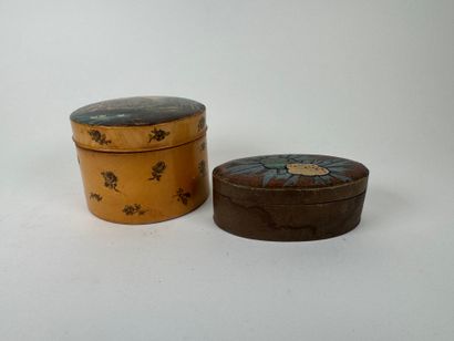 Two boxes comprising :
- a circular wooden...